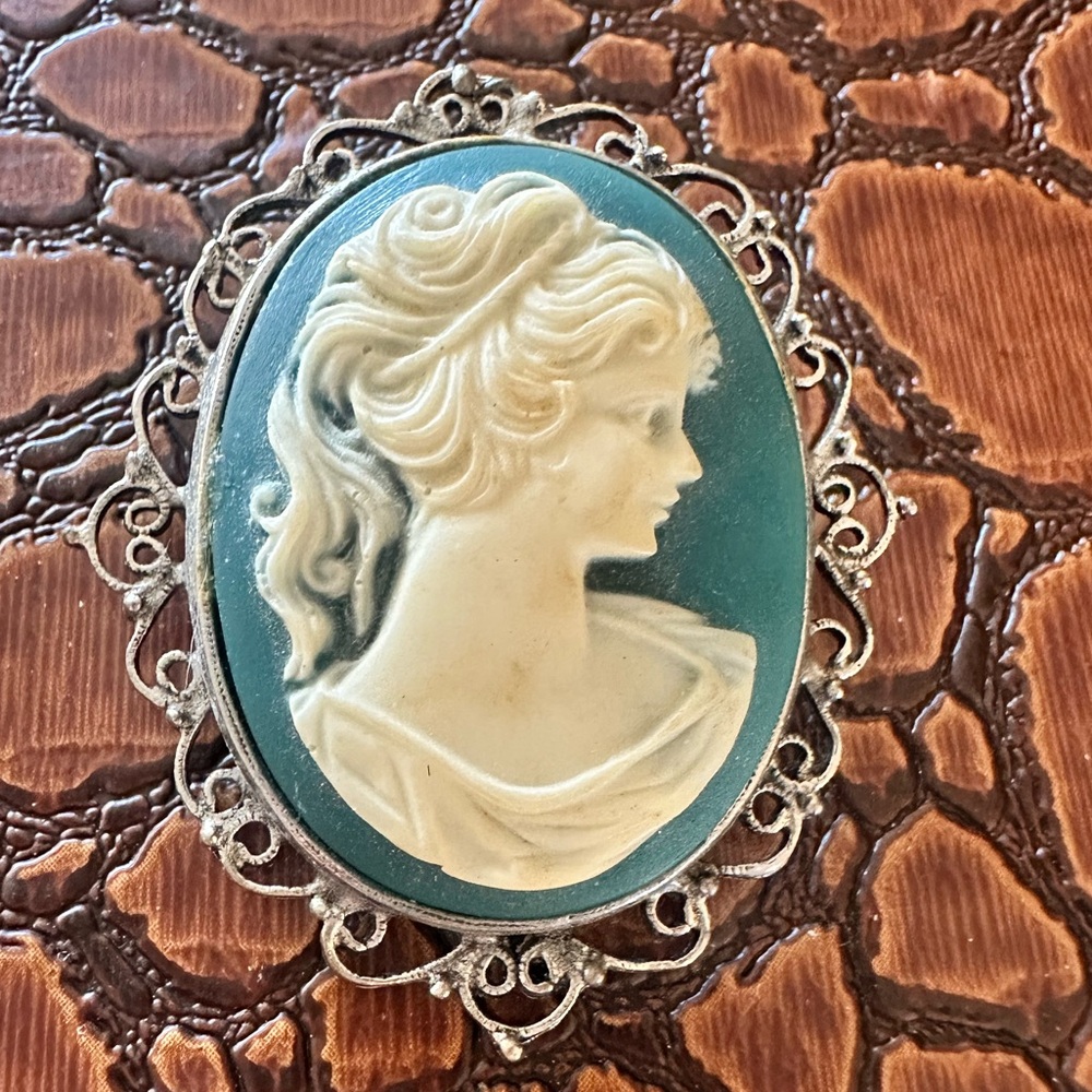 Vintage Silver Tone Cream & Blue Lady Cameo Oval Brooch / Pin.